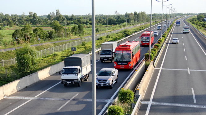 Quy định về khoảng cách an toàn giữa các xe chạy trên đường cao tốc là 100m. Thế nhưng, trên thực tế không phải vậy - Ảnh: Mậu Trường