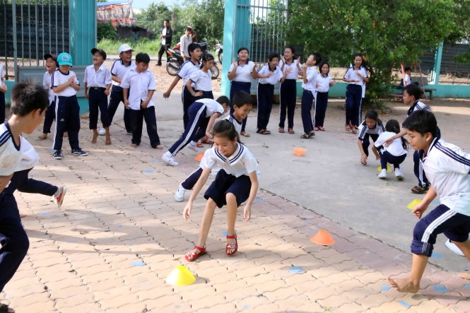 Các em học sinh lớp 4 Trường tiểu học Nhị Tân (Hóc Môn) cơ sở 4 với bài tập trong chương trình bóng đá học đường - Ảnh: N.K.