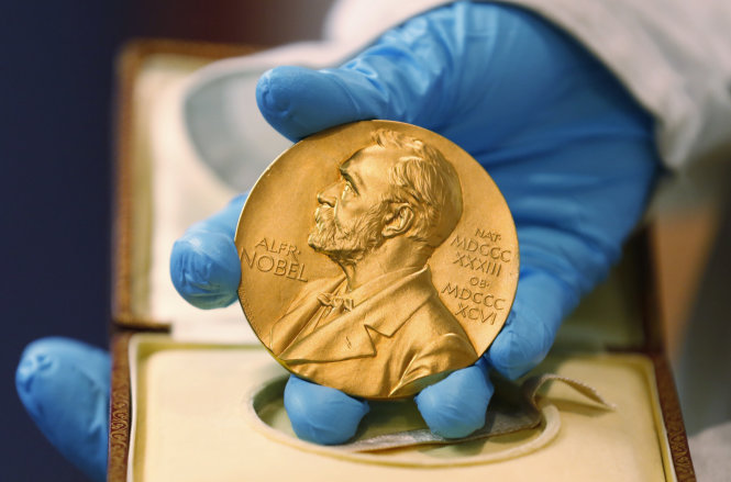 Giải Nobel trị giá khoảng 960000 USD - Ảnh: Japan Times