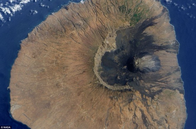 Các nhà địa chất cho rằng sườn phía đông của Fogo sụp xuống và tạo ra một siêu sóng thần cách đây 73.000 năm Ảnh: NASA