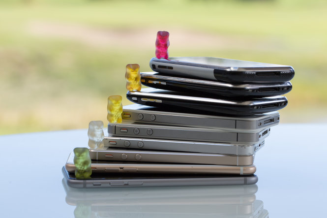 Chín thế hệ iPhone bao gồm iPhone 6S cùng so camera - Ảnh: SnapSnapSnap.photos