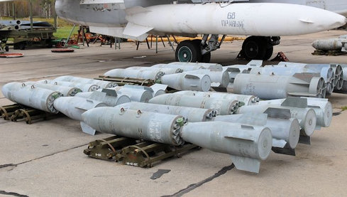 Bom thông minh BETAB-500 đang được thả xuống từ máy bay Su-34 của Nga để không kích IS - Ảnh: AP