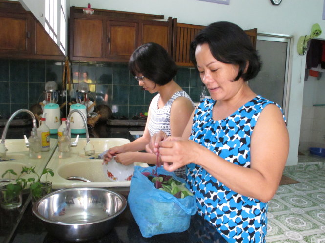 Chị Nguyễn Thị Tiền Giang đang hướng dẫn con gái duy nhất của chị biết nấu ăn, chăm sóc gia đình - Ảnh: K.Anh