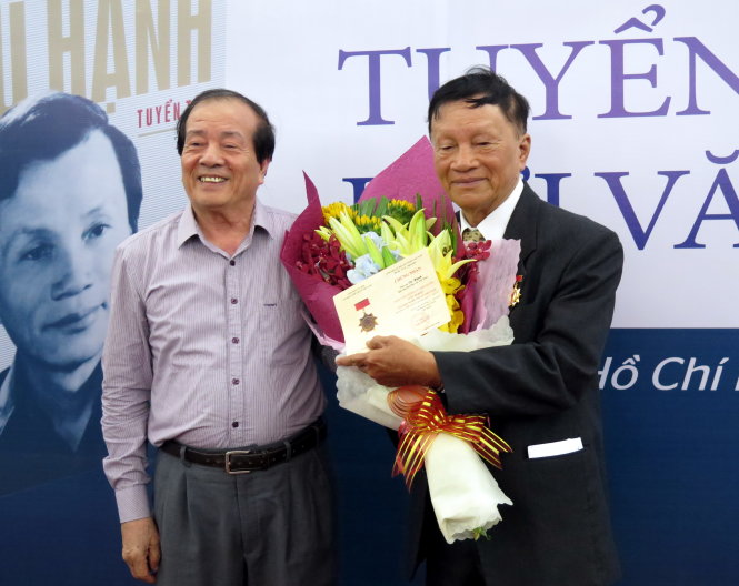 Nhà thơ Hữu Thỉnh (trái) trao kỷ niệm chương Vì sự nghiệp văn học cho nhà văn Vũ Hạnh - Ảnh: L.Điền