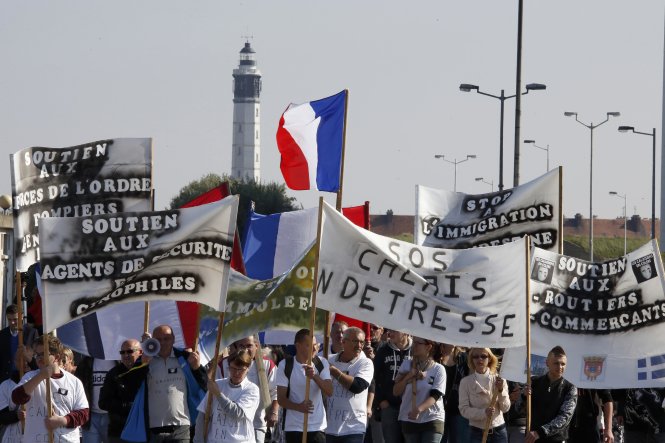 Biểu tình phản đối nhập cư trái phép ở Calais, Pháp ngày 4-10 - Ảnh: Reuters