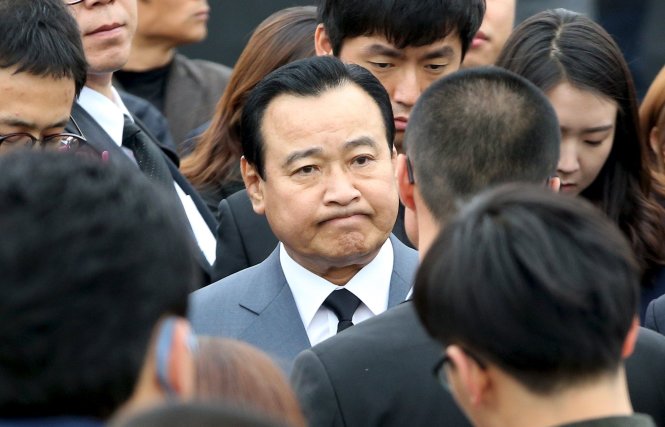 Cựu thủ tướng Lee Wan Koo (giữa) vừa bị tòa kết án tham nhũng liên quan doanh nhân Sung Wan Jong - Ảnh: Reuters