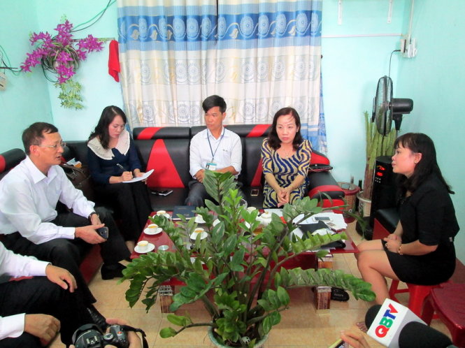 Giám đốc Sở GD&ĐT Quảng Bình Đoàn Đức Liêm (bìa trái) yêu cầu bà Trần Thị Lệ Hằng (bìa phải) dừng hoạt động cơ sở mầm non Sơn Ca