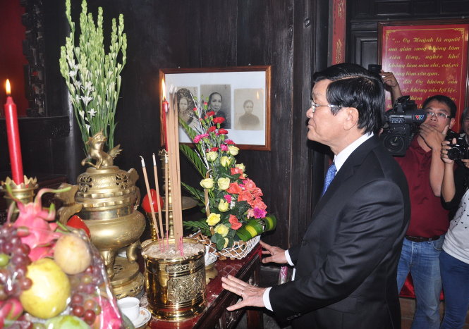 Chủ tịch nước Trương Tấn Sang trước bàn thờ cụ Huỳnh Thúc Kháng ngày 15-4-2013 tại Tiên Phước, Quảng Nam - Ảnh: Tấn Vũ