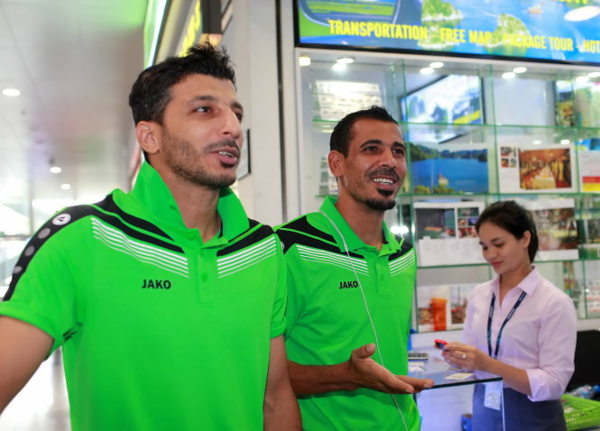 Đội trưởng đội tuyển Iraq Younis Mahmoud (áo xanh phải) tại sân bay Nội Bài chiều 5-10 - Ảnh: Nam khánh