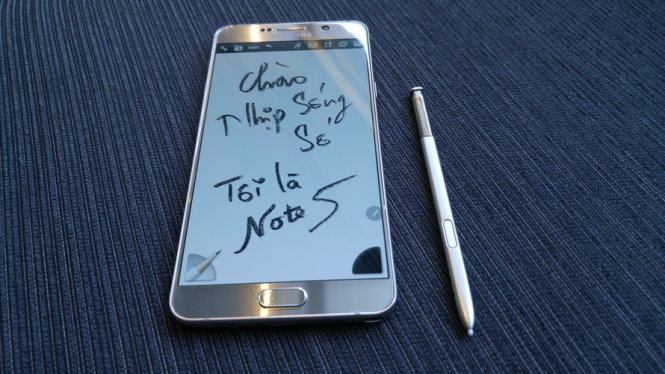 Galaxy Note 5 với bú điện tử S Pen - Ảnh: Phong Vân
