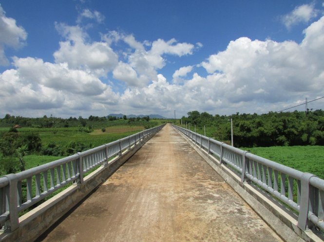 Một chiếc cầu bắt qua một thung lũng nhỏ ven hồ Đá Bàng