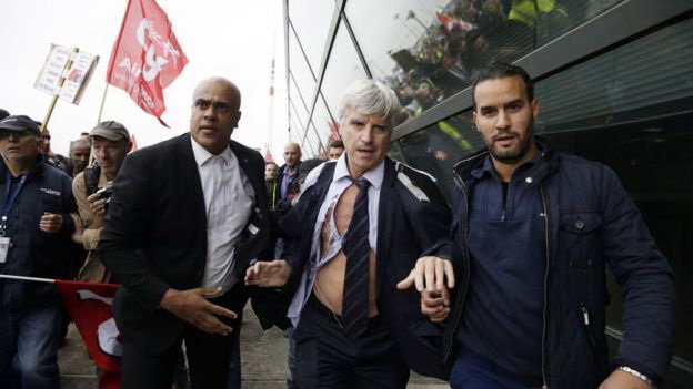 Ông Plissonnier, giám đốc Air France tại sân bay Orly được tháp tùng bỏ chạy (Reuters)