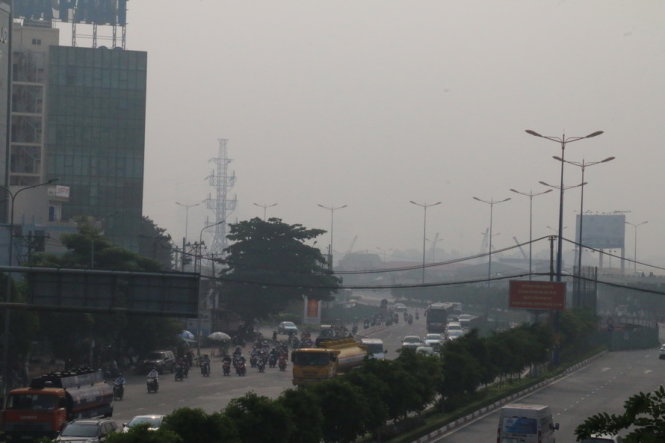 “Mù khô” dày đặc trên đường Điện Biên Phủ lúc 8g sáng - Ảnh: Yến Trinh