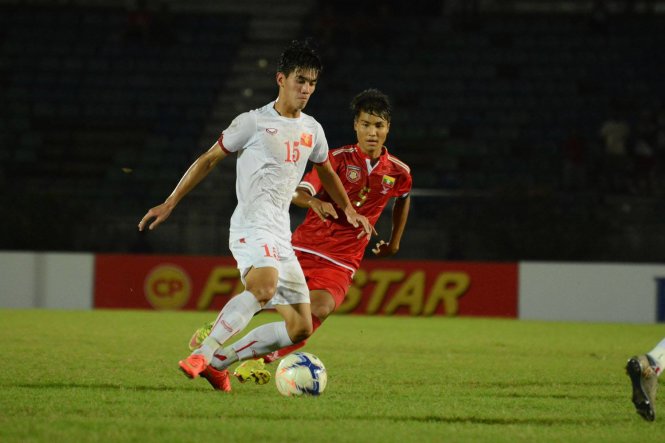 Tuyển U-19 VN (trái) trong trận thắng U-19 Myanmar để giành vé vào vòng chung kết U-19 châu Á 2016 - Ảnh: MFF