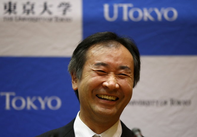 Nhà khoa học Nhật Takaaki Kajita hạnh phúc tại buổi họp báo chiều 6-10 ở Tokyo - Ảnh: Reuters