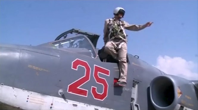 Phi công Nga trên chiếc Su-25 tại căn cứ không quân Heymim ở Syria. Ảnh do Bộ Quốc phòng Nga cung cấp ngày 5-10 - Ảnh: Reuters