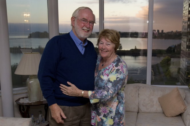 Nhà khoa học Canada Arthur B. McDonald và vợ sau khi hay tin thắng giải Nobel - Ảnh: Reuters
