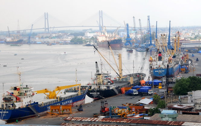 Trong lĩnh vực thương mại - dịch vụ, TP cần tập trung vào các mảng có hàm lượng giá trị gia tăng cao. Trong ảnh: xuất nhập khẩu hàng hóa qua cảng Sài Gòn (TP.HCM) - Ảnh: T.T.D.