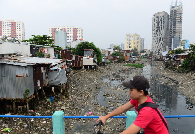 Nhiều nhà dân xây dựng lấn chiếm rạch Cầu Bông, Q.Bình Thạnh TP.HCM làm thu hẹp lòng rạch và hạn chế lkhả năng thoát nước của tuyến rạch (rạch chụp trưa 5-10) - Ảnh: Quang Định