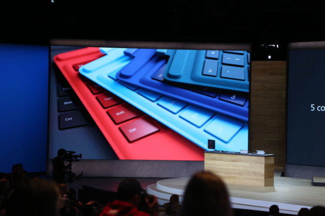 Phụ kiện đế (dock) đi kèm Surface Pro 4 – Ảnh: Gizmodo