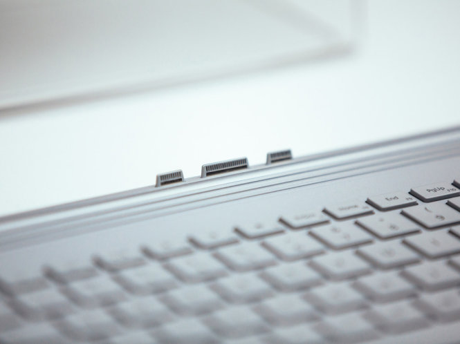Các chấu cắm kết nối bàn phím rời với Surface Book - Ảnh: TechCrunch