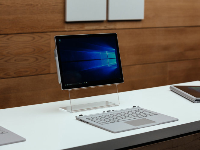 Surface Book và bàn phím rời - Ảnh: Wall Street Journal