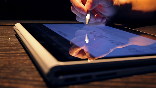 Dùng Surface Book với bút điện tử Microsoft Surface Pen - Ảnh: TechCrunch