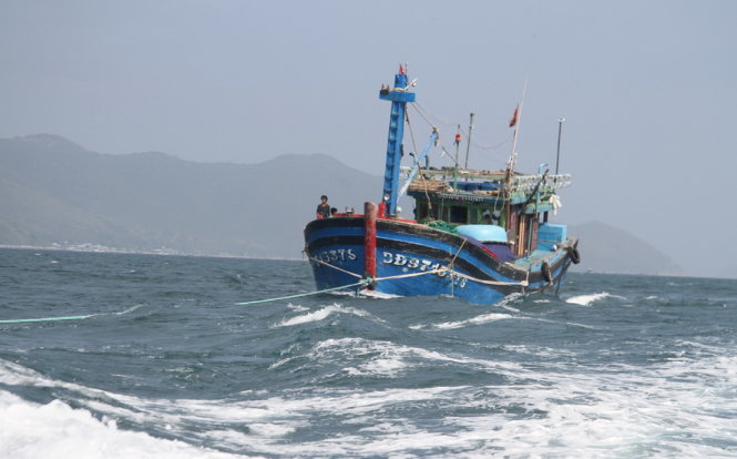 Tàu BĐ 97153-TS cùng 12 thuyền viên được tàu SAR 27-01 đưa về bờ an toàn - Ảnh: Vietnam MRCC
