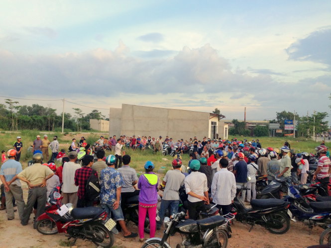 Khoảng 100 người tụ tập tại một bãi đất trống ở huyện Hóc Môn, TP.HCM để xem ảo thuật và mua thuốc - Ảnh: MINH HUYỀN