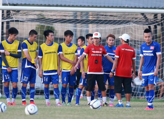 HLV Miura và các học trò trên sân tập chuẩn bị cho trận gặp Iraq - Ảnh: Nam Khánh