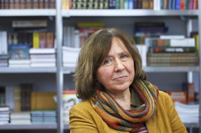 Nữ nhà văn Belarus Svetlana Alexievich tại một hội chợ sách ở Minsk - Ảnh: Reuters