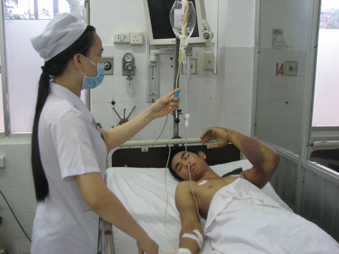 Anh C.V.N. (21 tuổi, ở Chi Lăng, An Giang) đang nằm điều trị tại Bệnh viện Quân y 121  vì rắn hổ cắn Ảnh: T.Lũy