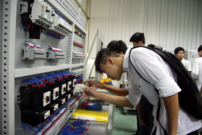 Sinh viên tham quan phòng nghiệm khí cụ điện và thực hành cung cấp điện. Ảnh: Trần Huỳnh