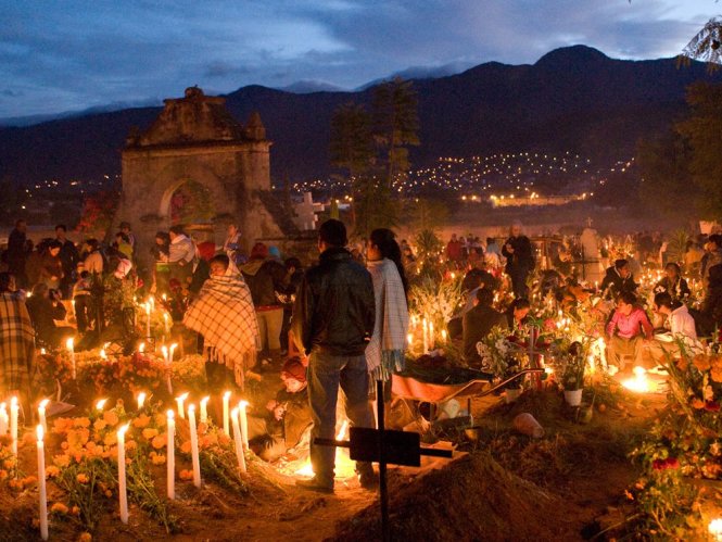 Vào đêm lễ hội, khắp các nghĩa trang, đường phố rực rỡ ánh đèn - Ảnh: National Geographic