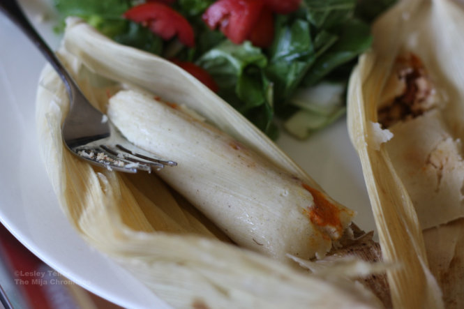 Bánh ngô tamales sốt thịt nai là món không thể thiếu trong ngày lễ - Ảnh: themijachronicles