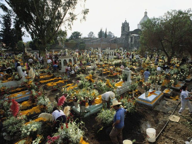 Tại nghĩa trang Panteón San Miguel diễn ra lễ hội sôi nổi để tưởng nhớ người chết - Ảnh: National Geographic