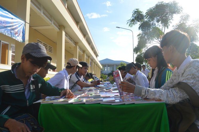Các học sinh Trường trung cấp nghề - giáo dục thường xuyên thị xã Hồng Ngự say mê đọc sách của thư viện lưu động  Ảnh: N.TÀI