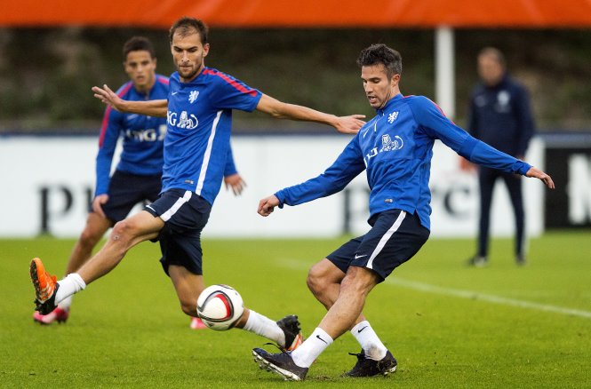 Van Persie (phải) có cứu nổi Hà Lan? - Ảnh: AFP