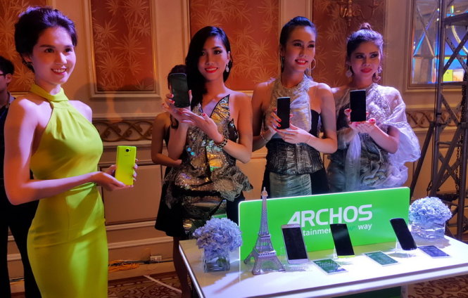 Ngọc Trinh (trái) đại sứ thương hiệu Archos tại VN cùng các người mẫu giới thiệu những sản phẩm smartphone Archos sắp ra mắt - Ảnh: Phong Vân