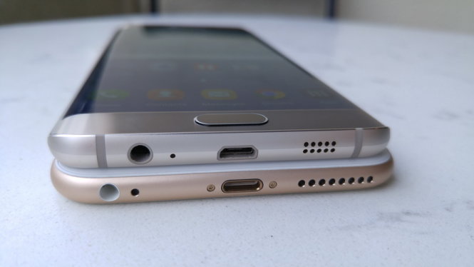 Cổng sạc micro-USB của Galaxy S6 Edge+ (trên) và cổng Lightning của iPhone 6S Plus. Galaxy S6 Edge+ có hỗ trợ công nghệ sạc nhanh (cáp) và sạc không dây - Ảnh: Thanh Trực