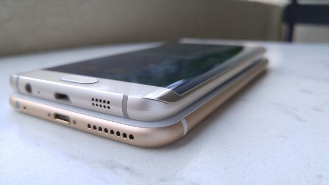 Góc màn hình cong tràn cạnh bên của Galaxy S6 Edge+ (trên) và iPhone 6S Plus (dưới) - Ảnh: Thanh Trực