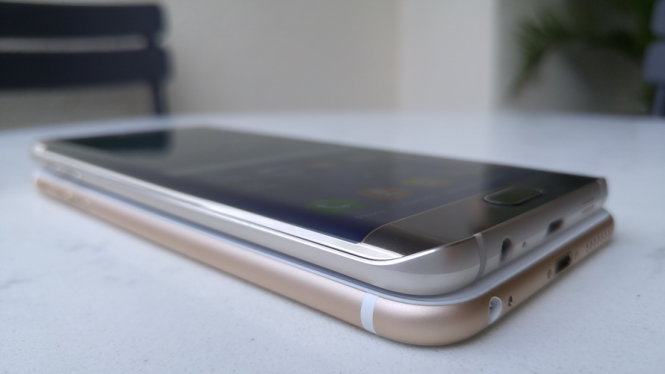 Góc màn hình cong tràn cạnh bên của Galaxy S6 Edge+ (trên) và iPhone 6S Plus (dưới) - Ảnh: Thanh Trực