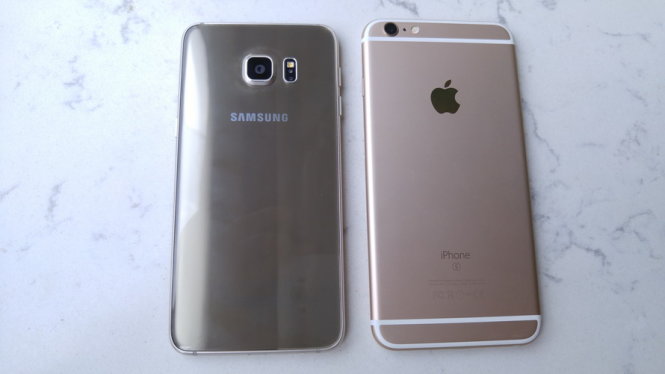 Mặt lưng Galaxy S6 Edge+ (trái) có kính cường lực với dòng chữ 