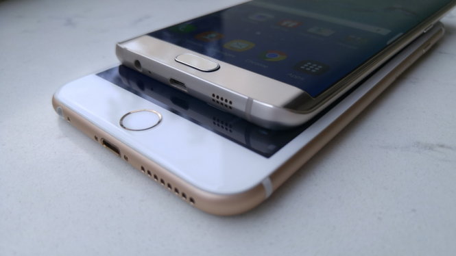 Cả hai smartphone đều hỗ trợ công nghệ thanh toán di động gồm: Apple Pay và Samsung Pay - Ảnh: Thanh Trực