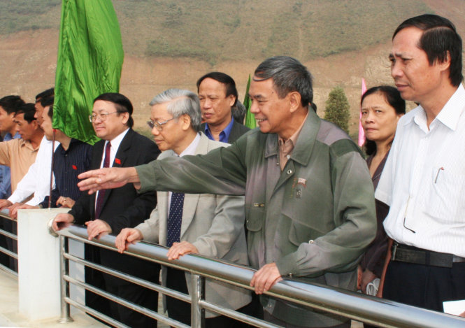 Tiến sĩ Thái Phụng Nê (hàng đầu, thứ hai từ phải sang) giới thiệu với đoàn công tác Quốc hội về tiến độ thi công dự án thủy điện Sơn La năm 2006 - Ảnh: Vũ Lam