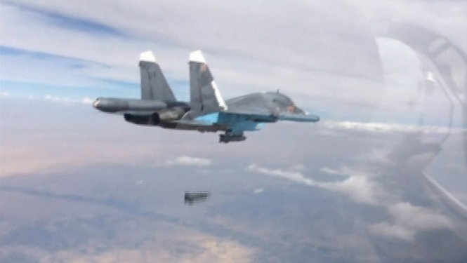 Máy bay Nga không kích ở Syria. Bộ Quốc phòng Nga cho hay Nga đã tiêu diệt 300 phiến quân chống ông Assad và đánh trúng 60 mục tiêu của IS trong những ngày qua. Tuy nhiên, chưa có nguồn tin độc lập nào kiểm chứng thông tin này Ảnh: Reuters