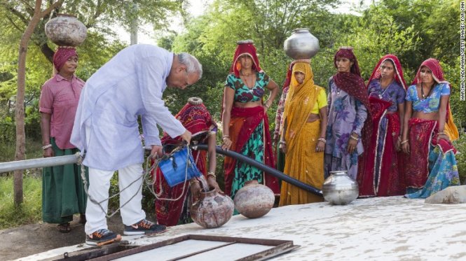 Ông Bhagwati Agrawal chia sẻ nước cho mọi người ở Rajasthan,  Ấn Độ   - Ảnh: CNN