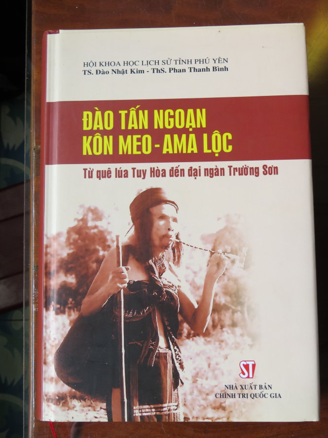 Bìa cuốn sách nói về nhiều thành tích của ông Ngoạn trong giai đoạn công tác tại Đắk Lắk. Tuy nhiên, khi điều tra và đối chiếu thì không ghi nhận có thành tích đặc biệt nào - Ảnh: PV