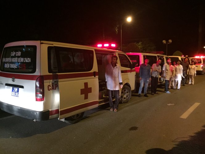 Hàng loạt xe cứu thương túc trực tại hiện trường - Ảnh: Minh Quang