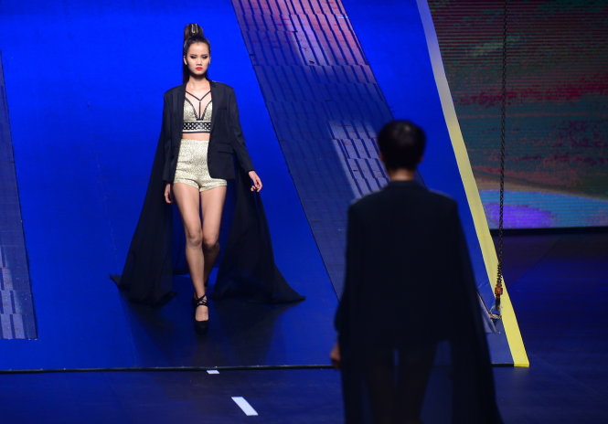 Thí sinh Hương Ly trong phần thi catwalk trong đêm chung kết Vietnam’s Next Top Model 2015 tối 11-10 - Ảnh: Quang Định